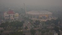 BMKG menyatakan asap atau jerebu pada Selasa pagi menurunkan jarak pandang hingga 800 meter di Pekanbaru, dan kualitas udara turun ke status tidak sehat. Foto: ANTARA FOTO/FB Anggoro