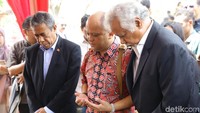 Ditemani Ilham Habibie, Xanana berdoa di depan pusara mendiang Presiden RI ke-3 itu.