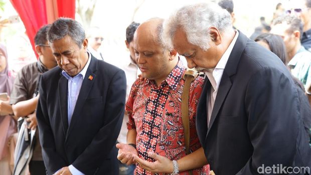 Ilham Habibie di makam sang ayah / 