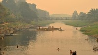 Begitu juga dengan warga di Jambi. Mereka tetap beraktivitas di Sungai Kumpeh yang diselimuti kabut asap di Puding, Kumpeh Ilir, Muarojambi, Jambi, sejak Rabu (11/9/2019). Foto: ANTARA FOTO/Wahdi Septiawan