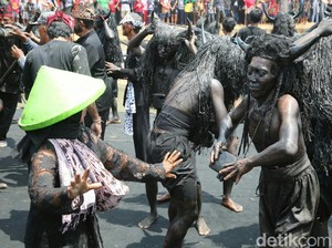 Petani Banyuwangi Berdandan ala Kerbau untuk Talak Balak