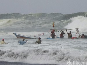 Perahu Terbalik Saat Sedekah Laut, Keluarga Nelayan Histeris