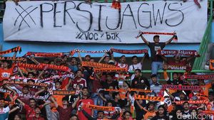 Beragam Spanduk Nyeleneh The Jakmania