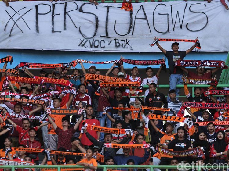 Beragam Spanduk Nyeleneh The Jakmania