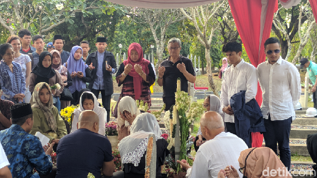 Para Artis Soroti Makam BJ Habibie yang Jadi Objek Selfie