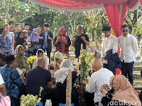 Para Artis Soroti Makam BJ Habibie yang Jadi Objek Selfie