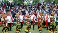 Sendratari Meras Gandrung merupakan sebuah pertunjukkan drama minim dialog yang dikemas dalam bentuk tari tradisional yang mengisahkan tentang perjalanan penari menjadi seorang Gandrung. Di mana dia tidak hanya dituntut menjadi seorang penari profesional, namun juga harus bisa menjadi sinden (Ardian Fanani/detikcom)