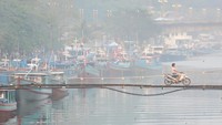 Dampak kebakaran hutan dan lahan (karhutla) di Provinsi Sumatera Selatan, Riau dan Jambi berupa kabut asap mulai melanda Kota Padang dengan Indeks Standar Pencemaran Udara (ISPU) berdasarkan alat pengukur pencemaran udara di Kantor Gubernur Sumbar masuk kategori tidak sehat. Foto: ANTARA FOTO/Iggoy el Fitra