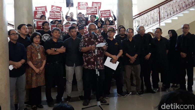Tolak Revisi UU KPK, Sivitas UGM Kenang Pilih Jokowi karena Akal Sehat Tolak Revisi UU KPK, Sivitas UGM Kenang Pilih Jokowi karena Akal Sehat