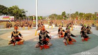 Ribuan penari Dolalak berlenggak lenggok dengan rampak dan apik di tengah Alun-alun terbesar se-Jawa itu (Rinto/detikcom)