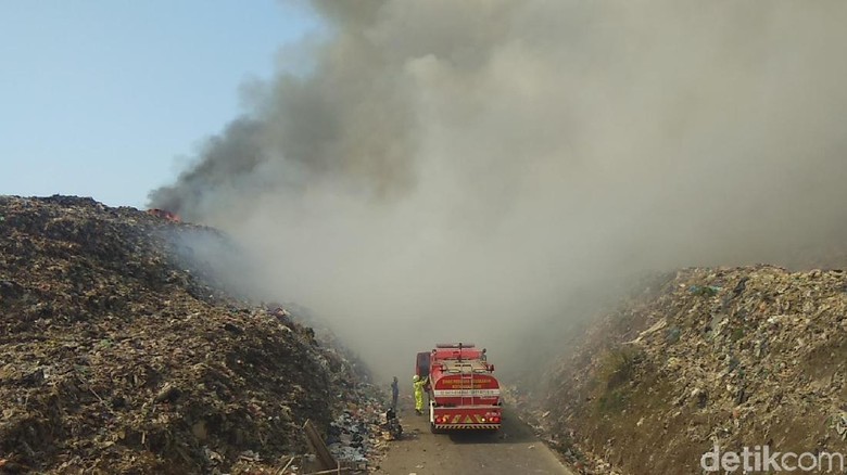 Kebakaran Landa TPA Sampah di Makassar Kebakaran Landa TPA Sampah di Makassar