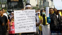 Bahkan ada juga seorang peserta aksi yang berjalan ditengah kerumunan orang yang sedang menikmati jalan kaki di Bundaran HI dengan membawa tulisan dan dummy Infus di tangannya.