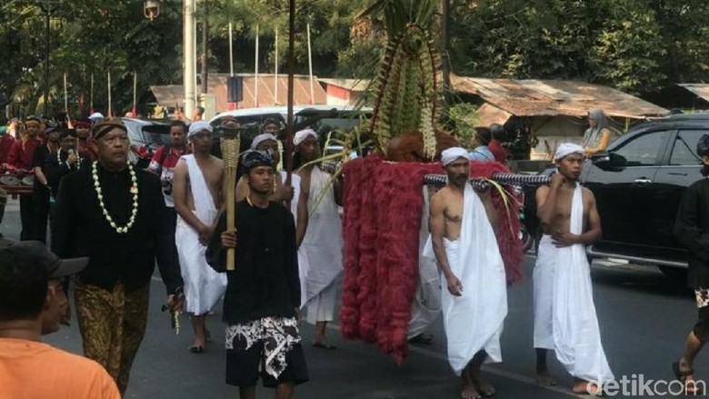 Pusaka Jokowi Ikut Kirab 1001 Keris di Solo Pusaka Jokowi Ikut Kirab 1001 Keris di Solo