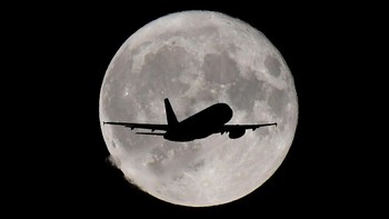 Pesawat seakan menuju Bulan purnama. Foto: Reuters