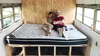 Mereka mengerjakan semuanya sendiri. Total sudah US$ 16.000 (setara Rp 224 juta) dikeluarkan pasangan ini untuk memodifikasi bus itu. (Instagram/@tioaventurabus)