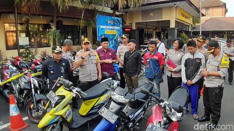 Polres Malang Kota Kembalikan Kendaraan Curanmor kepada Para Korban Polres Malang Kota Kembalikan Kendaraan Curanmor kepada Para Korban