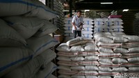 Petugas di gudang beras Cipinang tampak menyusun tumpukan beras untuk stok pasokan DKI. Agar stok aman, Pemprov menambah persediaan beras hingga 100 ribu ton. Persediaan tersebut ditujukan untuk Bulan September 2019 hingga Maret 2020.