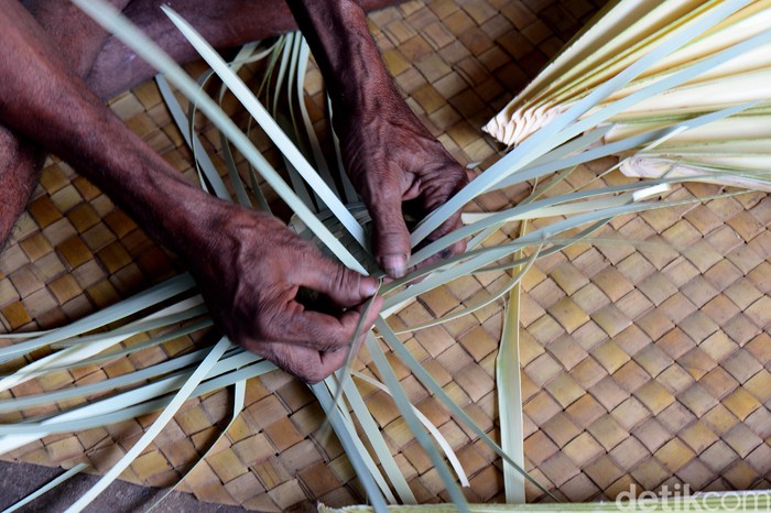Pohon lontar tak hanya dapat diolah jadi bahan makanan atau minuman, daun pohon itu dapat dimanfaatkan untuk membuat topi Tii Langga. Seperti apa pembuatannya?
