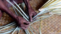 Sebagai salah satu buah tangan atau oleh-oleh khas Pulau Rote, produksi topi Tii Langga terus berputar. Sebagai salah satu perajin topi Tii Langga yang masih bertahan hingga kini, Markus Otto, mendapat bantuan modal usaha dari Bank BRI untuk mengembangkan usahanya tersebut.