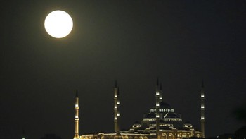 Sementara itu, dalam micromoon atau minimoon, yang terjadi adalah kebalikannya, yakni purnama pada jarak terjauh. Jarak Bulan ke Bumi sekitar 400 ribu kilometer. Foto: AP