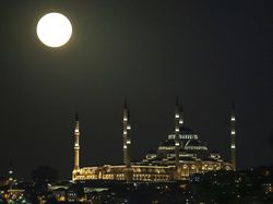 Foto Pemandangan Indah Bulan Purnama Langka