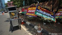 Meski mendapat sorotan dan pro-kontra dari masyarakat terkait proses seleksi hingga terpilihnya pimpinan KPK tersebut, kelima pimpinan baru KPK itu akan disahkan dalam rapat paripurna DPR yang akan digelar siang ini.