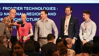 Para peserta dan pembicara juga ikut berselfie bersama diatas panggung. Sejumlah narasumber dalam acara ini antara lain Richard Baldwin, penulis buku The Globotics Upheaval, Simon Lacey, Wakil Presiden Huawei Teknologi urusan Pemerintahan Global, Luke AD Hutchison, ahli computer, dan Victor Fung.