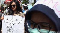 Massa juga membentangkan spanduk bertulisan RKUHP ancam demokrasi, tunda untuk semua.