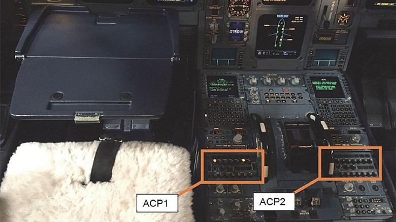 Bagian mesin kokpit yang ketumpahan kopi pilot (Air Accidents Investigation Branch) Bagian mesin kokpit yang ketumpahan kopi pilot (Air Accidents Investigation Branch)