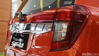 Dengan segala ubahan tersebut, varian terbawah Daihatsu Sigra 1.0 D MT tidak mengalami kenaikan harga alias tetap Rp 114.000.000.