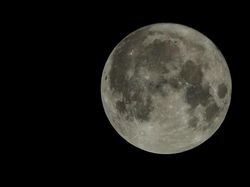 Foto Pemandangan Indah Bulan Purnama Langka