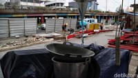 Mereka juga mendukung pelebaran trotoar tersebut karena nantinya mereka akan kembali berdagang di trotoar tersebut.