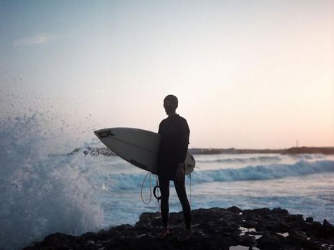 Kenalan dengan Shahla Yasini, Peselancar Berhijab Pertama Asal Iran