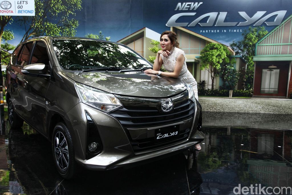 Peluncuran mobil selalu diramaikan oleh SPG-SPG cantik. Tak terkecuali dengan peluncuran Toyota Calya, para SPG cantik siap berpose dengan mobil LCGC tersebut.