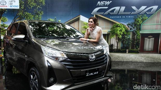 Peluncuran mobil selalu diramaikan oleh SPG-SPG cantik. Tak terkecuali dengan peluncuran Toyota Calya, para SPG cantik siap berpose dengan mobil LCGC tersebut.