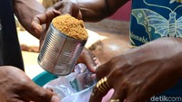 Gula semut yang telah dijemur hingga kering itu pun dikemas sebelum dipasarkan. Jadi, penasaran ingin mencoba gula semut dari Pulau Rote nggak? Kalau berkunjung kesana, jangan lupa oleh-olehnya Gula Semut yaaa. Itung-itung membantu perekonomian masyarakat sekitar.