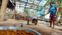 Keluarga Sarce Henukh memanfaatkan air nira pohon lontar untuk diolah menjadi gula semut di pekarangan belakang rumahnya yang berada di Desa Oetutulu, Rote Barat Laut, Rote, NTT.