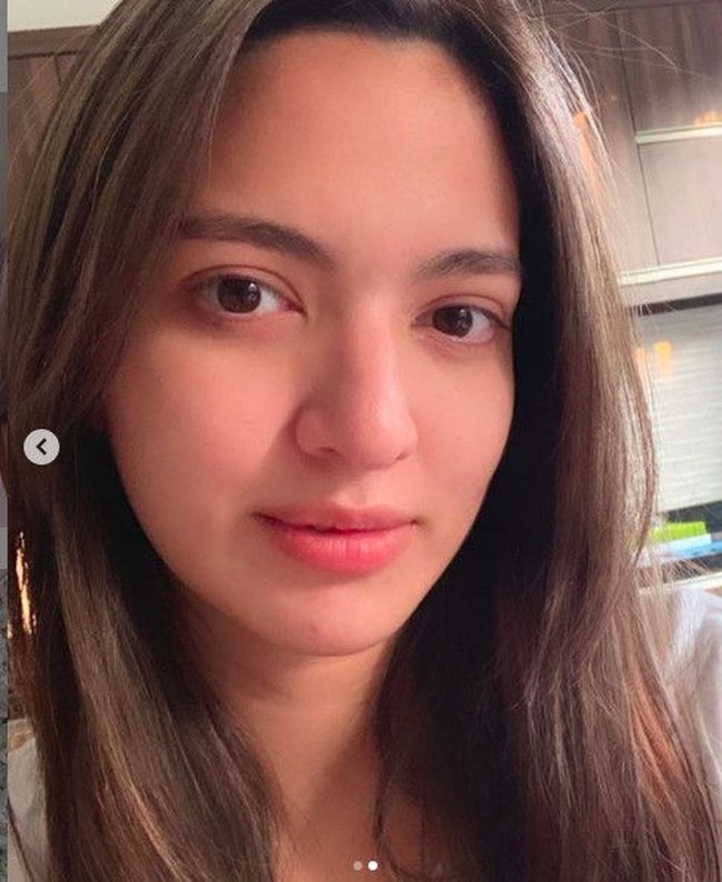 Nia sama sekali tak mengaplikasikan makeup pada wajahnya. Meski tanpa makeup penampilan wanita 29 tahun itu tetap cantik. Nia memiliki warna bibir alami yang sudah seperti memakai lipstik. Foto: Nia Ramadhani (Instagram)