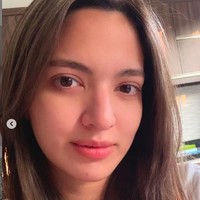 Nia sama sekali tak mengaplikasikan makeup pada wajahnya. Meski tanpa makeup penampilan wanita 29 tahun itu tetap cantik. Nia memiliki warna bibir alami yang sudah seperti memakai lipstik. Foto: Nia Ramadhani (Instagram)