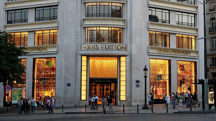 Louis Vuitton Paris PARIS - JUNE 09: The Louis Vuitton department store on the Champs-Elysees on June 9, 2008 in Paris, France. (Photo by Mike Hewitt/Getty Images)