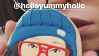 Jasmine begitu senang mendapati karyanya dinikmati Awkwafina. Aktris Asia Amerika ini terlihat memamerkan cookies buatan Jasmine yang menampilkan sosok dirinya. Foto: Instagram helloyummyholic