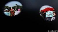 Sejumlah massa yang mendatangi gedung DPR, Jakarta. Senin (16/9/2019) dengan menyuarakan tunda RKUHP dan Revisi UUKPK.