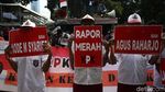 Pakai Seragam SD, Massa Dukung Revisi UU KPK