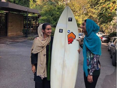 Kenalan dengan Shahla Yasini, Peselancar Berhijab Pertama Asal Iran