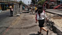 Trotoar dibangun selebar 8 meter. Untuk pejalan kaki enam meter. Sisa dua meter ke belakang itu buat PKL.