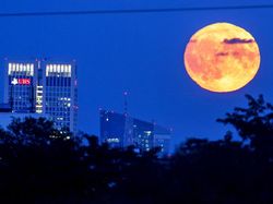 Foto Pemandangan Indah Bulan Purnama Langka