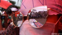 Di spanduk lain yang bertulisan Tunda RKUHP hapus pasal ngawur demi demokrasi Indonesia terlihat banyak bubuhan tanda tangan.