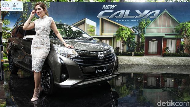 Peluncuran mobil selalu diramaikan oleh SPG-SPG cantik. Tak terkecuali dengan peluncuran Toyota Calya, para SPG cantik siap berpose dengan mobil LCGC tersebut.
