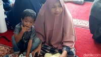 Selain menyediakan obat-obatan dan kebutuhan medis lainnya, posko kesehatan tersebut juga menyediakan konsumsi bagi para pengungsi di posko tersebut.