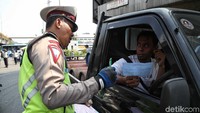 Penindakan berupa tilang yang dilakukan petugas kepada para pengendara mobil yang melanggar ganjil genap itu disebut membuat warga mulai beralih untuk menggunakan transportasi umum.